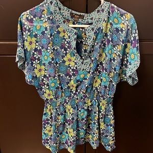 NWOT XXI brand beautiful short sleeve sheer blouse. Light & flowy. Size S.